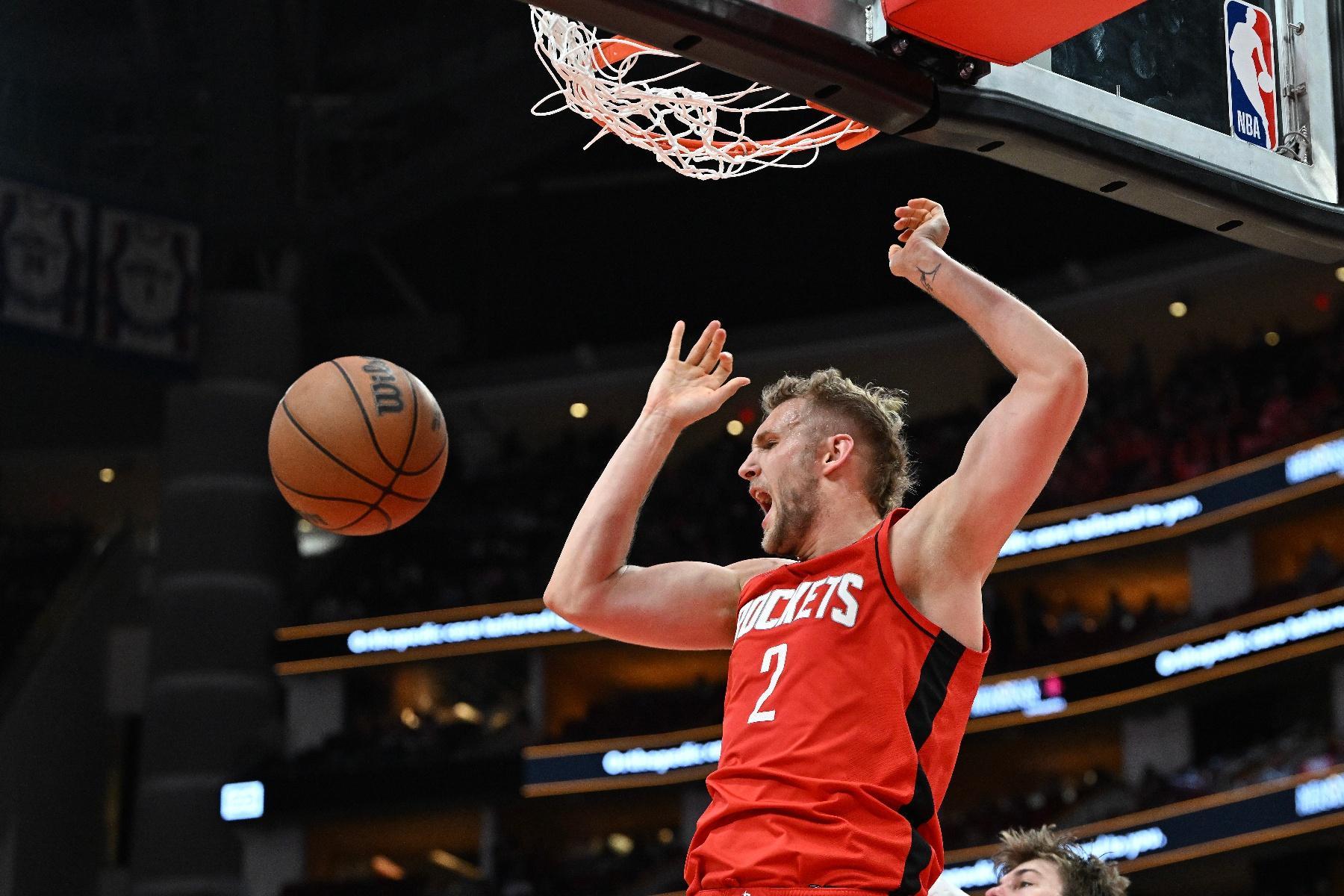 纽卡斯尔训练开放日；转会期再遭质疑引欢呼；NBA常规赛在即；资深球员宣示担当的简单介绍